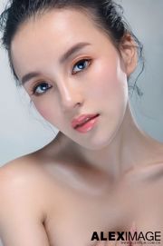 Foto studio dari model kecantikan ras campuran Shi Yiyi